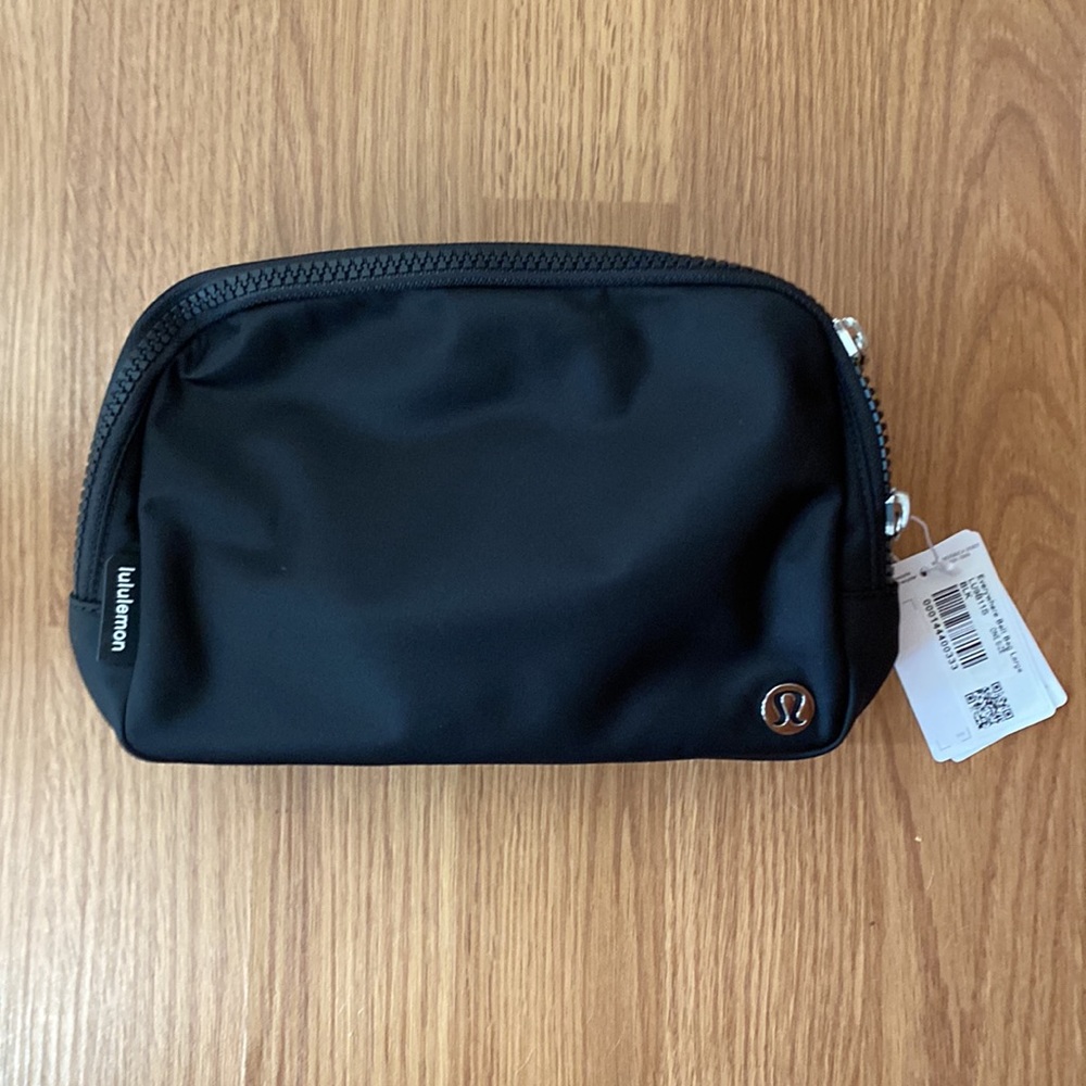 ❤️ Lululemon Large Everywhere Bag 2L in Black NWT
